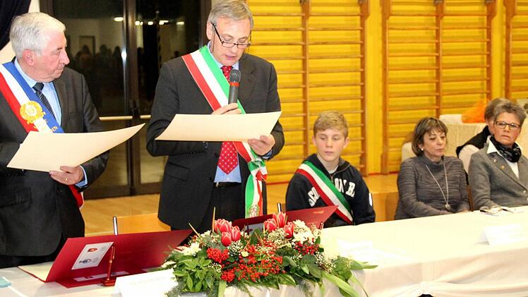 Beide Bürgermeister verlesen die Urkunde in ihrer Sprache (von li:Alain Deladoy, Fortunato Turcato)