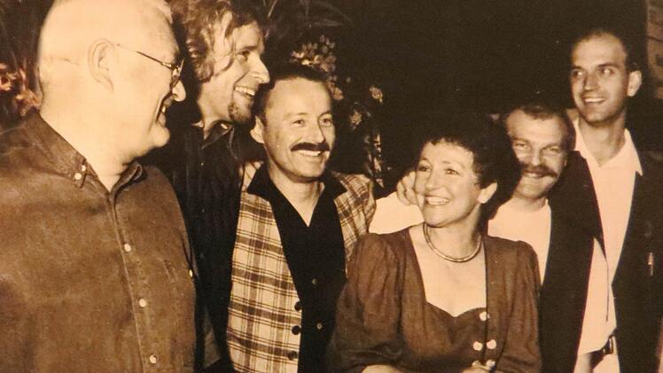 Treffpunkt am Reichel-Ausschank im Bierfest 1997 - von links: Reichel-Direktor Rudolf Streng, Thomas Gottschalk, Andreas Eßer, Sigrid Daum, Roland Witzgall und Markus Lagnier, der damals Schenker war und jetzt der Lehrer der drei CVG-Schüler ist, die "Thommy" in der Stadthalle interviewt haben. Foto: privat