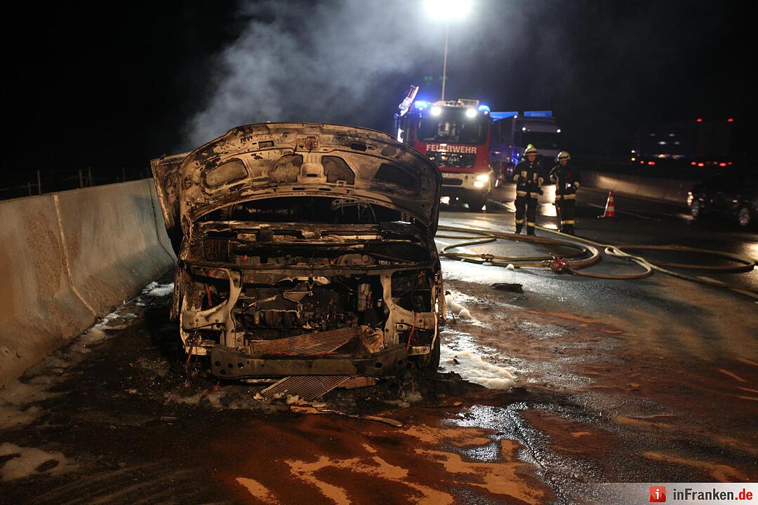 Begleitfahrzeug eines Schwertransporters brennt komplett aus