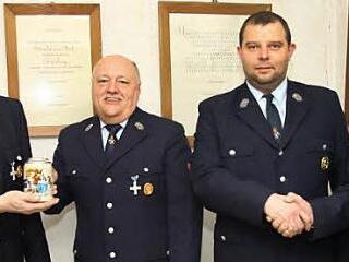 Von links: Vorsitzender Frank Degner zeichnete Dietmar König mit dem Ehrenkrug der Wehr für 40-jährige Vereinszugehörigkeit aus. Marcus Hauck wurde durch den Kommandanten Markus Taschek für 25 Jahre aktiven Dienst in der Feuerwehr geehrt.  Foto: Michael Stelzner