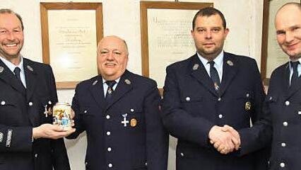 Von links: Vorsitzender Frank Degner zeichnete Dietmar König mit dem Ehrenkrug der Wehr für 40-jährige Vereinszugehörigkeit aus. Marcus Hauck wurde durch den Kommandanten Markus Taschek für 25 Jahre aktiven Dienst in der Feuerwehr geehrt.  Foto: Michael Stelzner