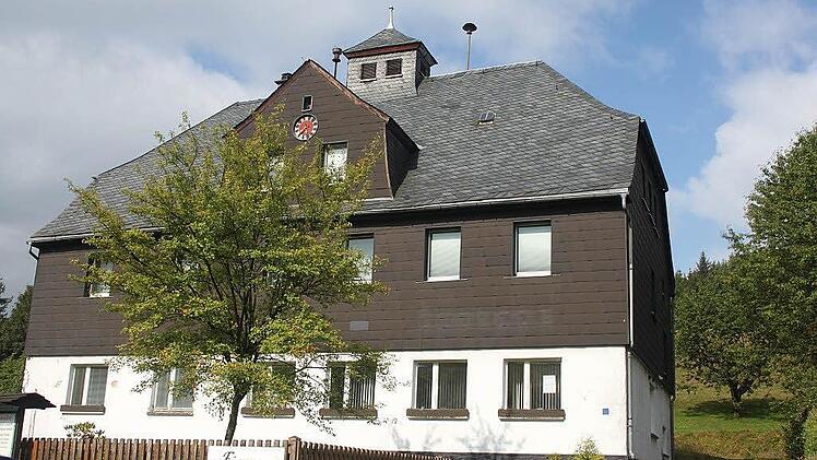 Heiß her ging es im Gemeinderat, als es um die Zukunft der alten Schule in Kleintettau ging. Foto: Veronika Schadeck