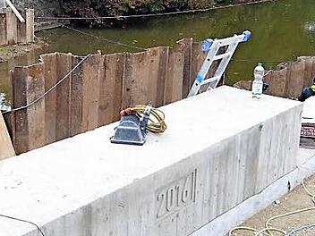 Das Fundament ist betoniert, die Br&uuml;cke kann kommen.  Foto: B. Panzer