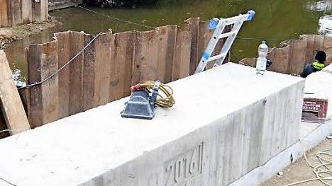 Das Fundament ist betoniert, die Br&uuml;cke kann kommen.  Foto: B. Panzer