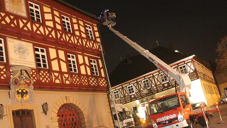 Mit dem Hubsteiger werden die Beleuchtungselemente am Rathaus angebracht Foto: Matthias Einwag