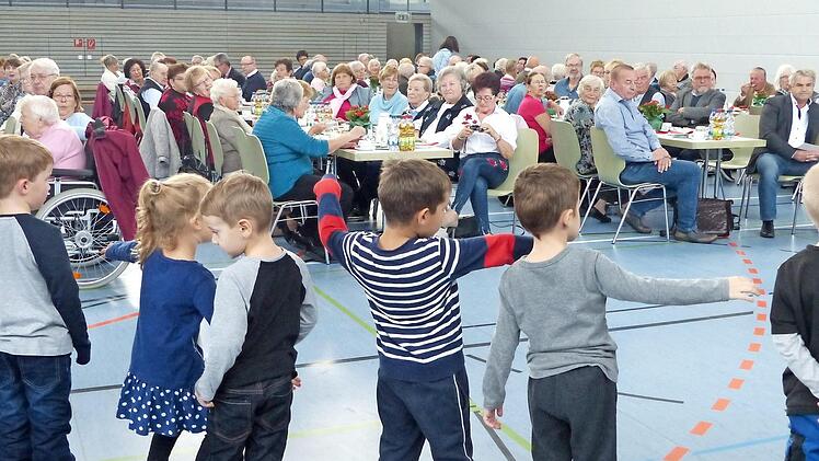 Die Kleinen der Pinguin-Gruppe führten einen Tanz auf. Foto: Pauline Lindner