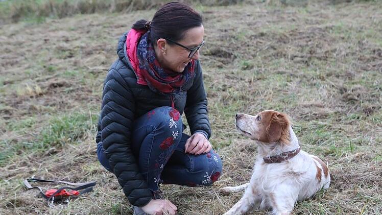 Cap ist ein Vorzeigehund - Petra Eberlein ist stolz auf ihren Cap. Der Bretonische Vorstehhund wurde  als Rassehund in einem Hundebuch und einem Ausbildungswerk verewigt. Foto: Barbara Herbst