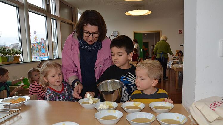Renate Uhl sorgt mit den Kindern für die Nachspeise.