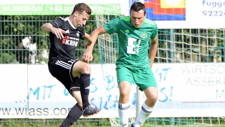 Der Sander St&uuml;rmer und Neuzugang Philipp Markof (links) erzielte in Neumarkt sein erstes Bayernligator und verletzte sich dabei. Foto: dme