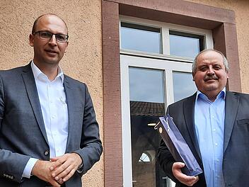 Vorstand Rainer Geis (links) verabschiedete  Peter Pfülb nach fast 47-jähriger Tätigkeit für die Bank in die Freiphase der Altersteilzeit. Foto: Beatrix Lieb