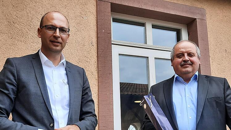 Vorstand Rainer Geis (links) verabschiedete  Peter Pfülb nach fast 47-jähriger Tätigkeit für die Bank in die Freiphase der Altersteilzeit. Foto: Beatrix Lieb
