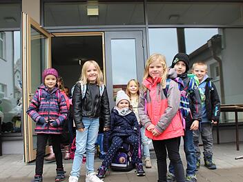 Beim Umzug kräftig mitgeholfen: Die Kinder der Grundschule Zeitlofs brachten ihre Schulutensilien selbst ins neue Schulhaus. Foto: Julia Raab