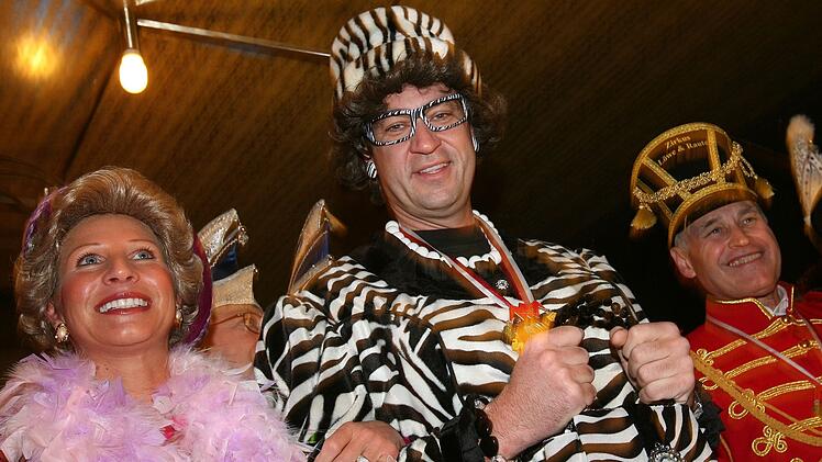 Erinnerungen an "Karneval in Franken" - als Markus S&ouml;der noch nicht Bayerischer Ministerpr&auml;sident war: Der CSU-Mann kam wie immer originell verkleidet mit seiner Frau Karin nach Veitsh&ouml;chheim. In diesem Jahr wird es solche Bilder leider nicht geben.
