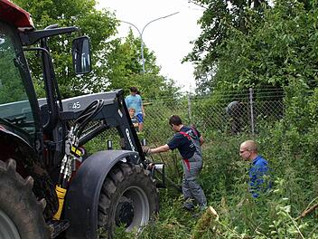 Mit vereinten Kräften und mit Maschineneinsatz schlugen sich die Heubacher durch die Büsche, um die Trasse für den neuen Fußweg in die Kaserne zu schaffen.  Foto: privat/Limpert