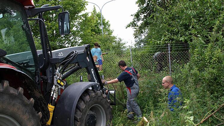 Mit vereinten Kräften und mit Maschineneinsatz schlugen sich die Heubacher durch die Büsche, um die Trasse für den neuen Fußweg in die Kaserne zu schaffen.  Foto: privat/Limpert