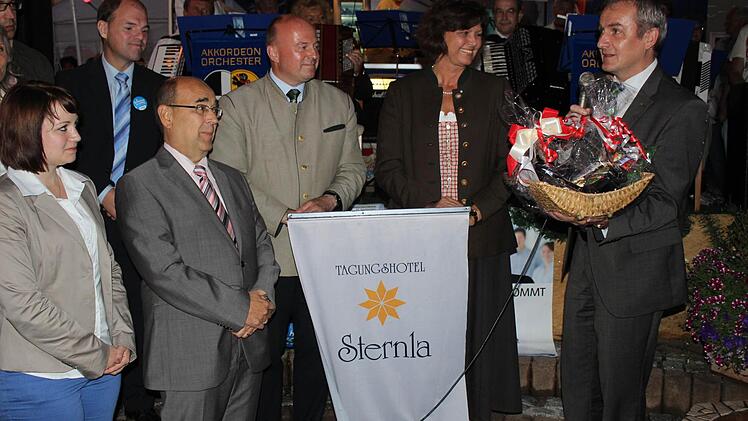 Konrad Rosenzweig (r.) bedankt sich bei Ilse Aigner mit einem Strauß Blumen.