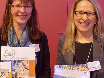 Angelika Schäffer (links) und Verena Bäuerlein präsentieren auch die Region Haßberge.  Foto: Meißner