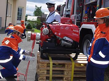 Julia Geiger (links) legt unter dem kritischen Blick von Schiedsrichter Kreisbrandmeister Roland Schedel einen Mastwurf an einem Saugkorb an.  Foto: Heike Schülein