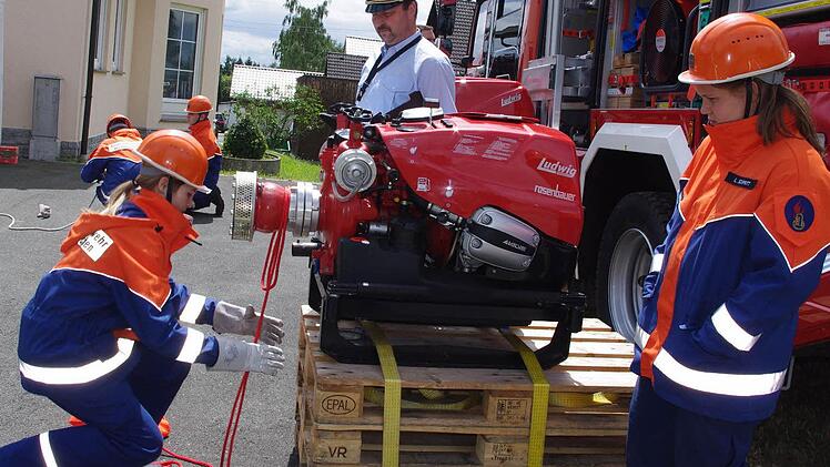 Julia Geiger (links) legt unter dem kritischen Blick von Schiedsrichter Kreisbrandmeister Roland Schedel einen Mastwurf an einem Saugkorb an.  Foto: Heike Schülein