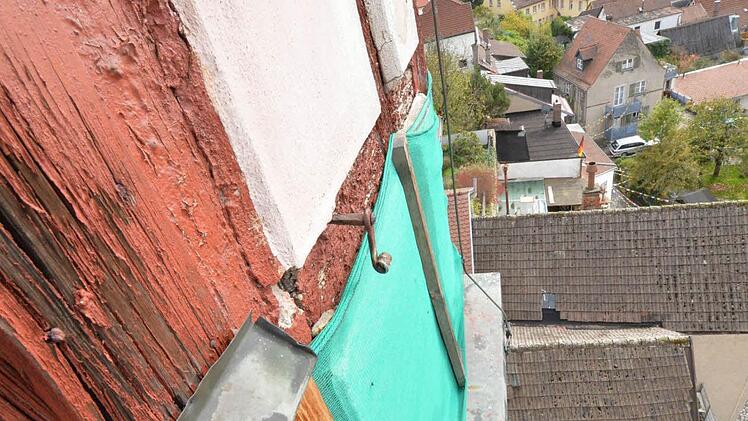 Bei einer Sanierung in den 70er-Jahren wurde am Roten Turm ein viel zu harter Putzmörtel und noch dazu viel zu dick aufgetragen. Foto: Ronald Rinklef