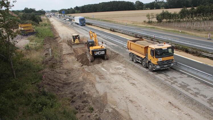 Die Steuerungstechnik zu verlegen, dies gestaltet sich aufwändig. Außerdem braucht der neue Standstreifen auf der A 73 südlich von Forchheim einen stärkeren Aufbau. Foto: Josef Hofbauer