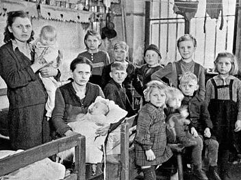 Blick ins Flüchtlingslager Bärenbräu: Hier lebten Familien in der Nachkriegszeit in Bamberg unter einfachsten Bedingungen. Die Erinnerungen an diese Zeit und die davor lassen viele nicht los. Foto: Stadtarchiv/Max Gardill (1946/47)