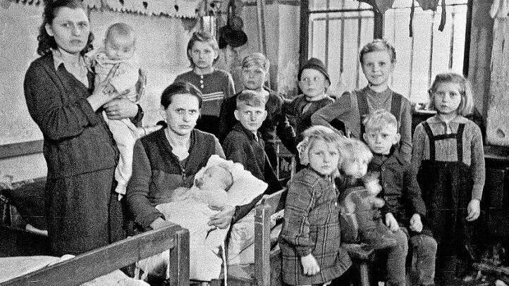 Blick ins Flüchtlingslager Bärenbräu: Hier lebten Familien in der Nachkriegszeit in Bamberg unter einfachsten Bedingungen. Die Erinnerungen an diese Zeit und die davor lassen viele nicht los. Foto: Stadtarchiv/Max Gardill (1946/47)