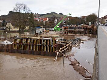 Der Kran bringt das Material in Sicherheit. Foto: Arkadius Guzy