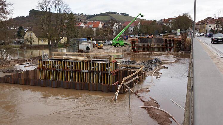 Der Kran bringt das Material in Sicherheit. Foto: Arkadius Guzy