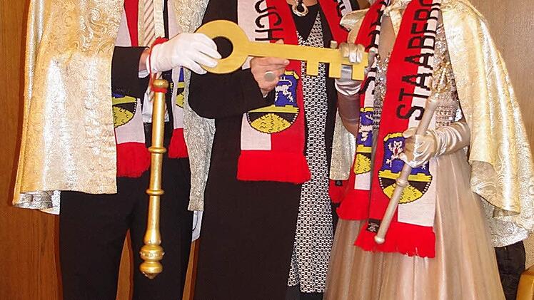 Das neue Steinberger Prinzenpaar Silja I. und Jan I. erhält aus Händen von Bürgermeisterin Susanne Grebner (Mitte) den Rathausschlüssel.