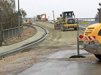 Die neue Brücke in Breitengüßbach (hier die Westseite am Dienstagnachmittag) ist deutlich breiter, höher und steiler als es die alte Brücke war. Fotos: hak