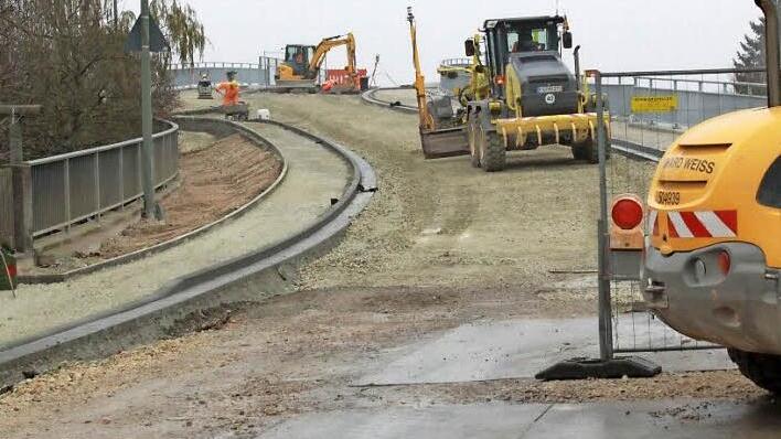 Die neue Brücke in Breitengüßbach (hier die Westseite am Dienstagnachmittag) ist deutlich breiter, höher und steiler als es die alte Brücke war. Fotos: hak