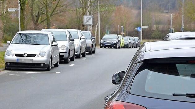 Neben den Stellpl&auml;tzen auf dem Berufsschul-Areal darf man auch an der Stra&szlig;e in eingezeichneten Fl&auml;chen parken. Doch das reicht alles nicht, die Herzogenauracher SPD will das Problem jetzt im Kreistag zum Thema machen.  Fotos: Bernhard Panzer