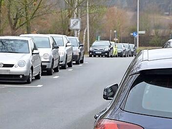 Neben den Stellplätzen auf dem Berufsschul-Areal darf man auch an der Straße in eingezeichneten Flächen parken. Doch das reicht alles nicht, die Herzogenauracher SPD will das Problem jetzt im Kreistag zum Thema machen.  Fotos: Bernhard Panzer