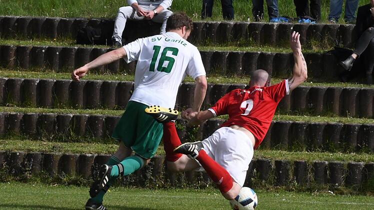 Der Garitzer Julian Thomas (links) verpasst Sebastian Ziegler vom FC Bad Brückenau eine Flugeinlage. Foto: Hopf