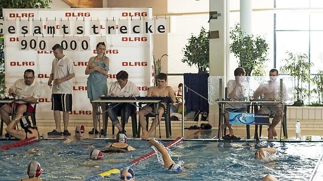 Die Schwimmer absolvieren in Hirschaid Bahn f&uuml;r Bahn. Foto: DLRG