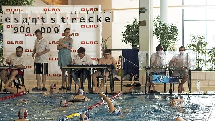Die Schwimmer absolvieren in Hirschaid Bahn für Bahn. Foto: DLRG