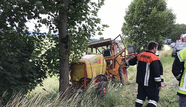 Der Traktor prallte gegen einen Baum