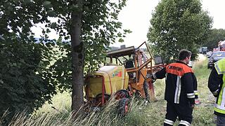 Der Traktor prallte gegen einen Baum Der Traktor prallte gegen einen Baum