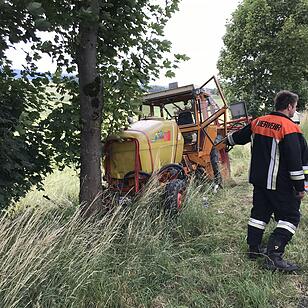 Der Traktor prallte gegen einen Baum