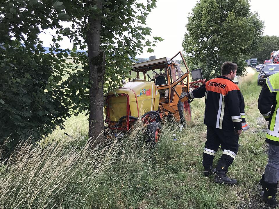 Der Traktor prallte gegen einen Baum