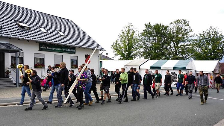 Prächtig mit roten "Pensala" geschmückt wurde der Kerwabaam aufgestellt. Die Ortsburschen hatten ihn traditionelle am Samstag eingeholt und er wurde mit Blasmusik bis zu seinem Standort vor der Sportgaststätte begleitet.Sänger