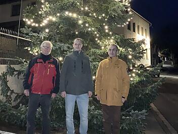 Organisator Wolfgang Bötsch  (von links) ist zufrieden. An Dominik Then ging der letzte Weihnachtsbaum,  den Kurt Back  als Bürgermeister versteigerte. Back wird nicht mehr für eine neue Amtszeit kandidieren. Foto: Hubert Ziegler