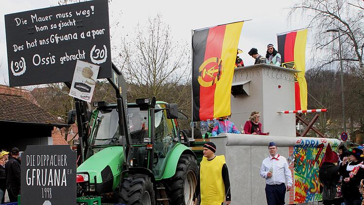 Die "Dippacher Gfruana" erinnerten an die Mauer.