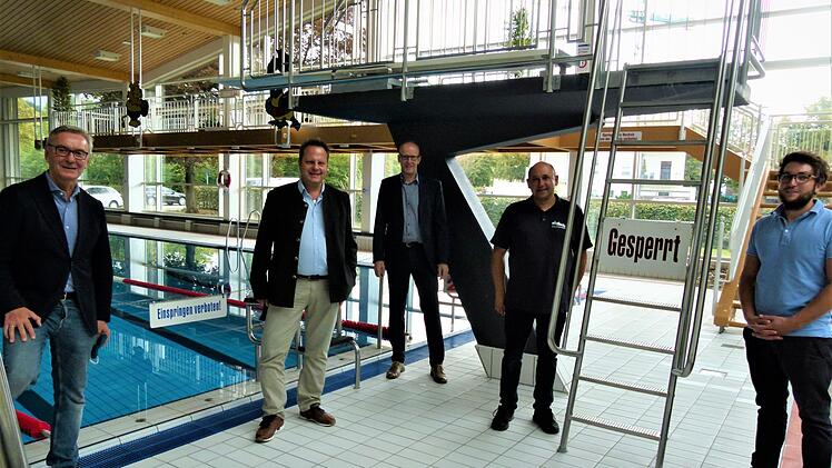 Auch die Verantwortlichen von Stadt und Stadtwerke freuen sich auf den Saisonstart im Hallenbad. Foto: Werner Reißaus
