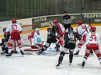 Von Beginn an bemühte sich der HEC, ein langsames Abtasten gab es nicht. Mit Erfolg: Am Ende gewannen die Höchstadt Alligators gegen den EC Peiting mit 3:0. Foto: Andreas Klupp