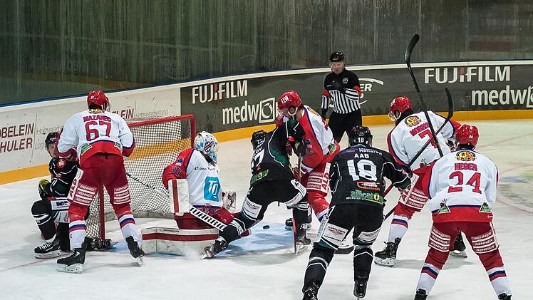 Von Beginn an bemühte sich der HEC, ein langsames Abtasten gab es nicht. Mit Erfolg: Am Ende gewannen die Höchstadt Alligators gegen den EC Peiting mit 3:0. Foto: Andreas Klupp