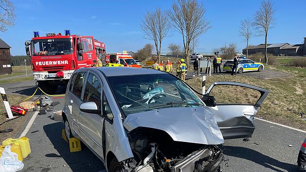 Schwerer Unfall bei Marktleuthen: Zwei Personen verletzt - Rettungshubschrauber im Einsatz