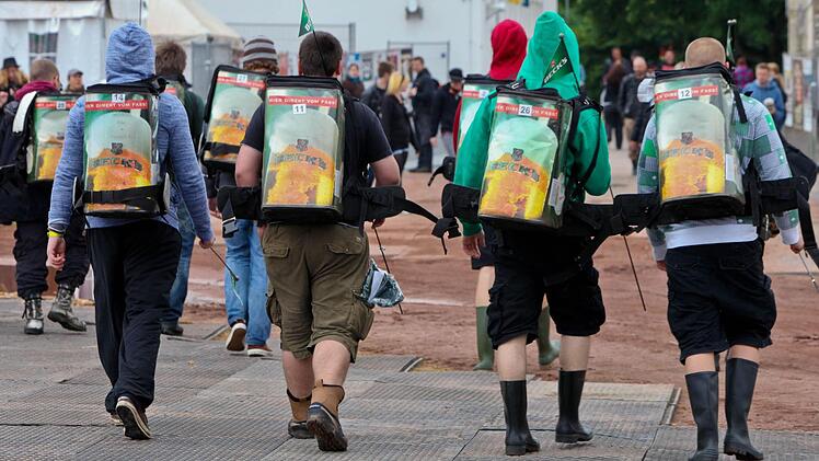 Ein Bier gef&auml;llig? Mobile Verk&auml;ufer haben alles, was das Rockerherz begehrt.