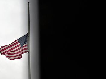 Die Flagge auf dem Dach der US-Botschaft in Berlin weht am 16.12.2012 auf Halbmast.